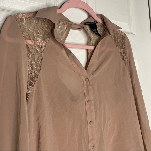 ⭐️(Large) Alexandra Bartlett nude collared button down blouse - Picture 2 of 5